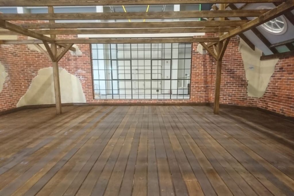 warehouse-windows-wooden-floor-rafters-walls-filming-set-tokmanni-setfactory